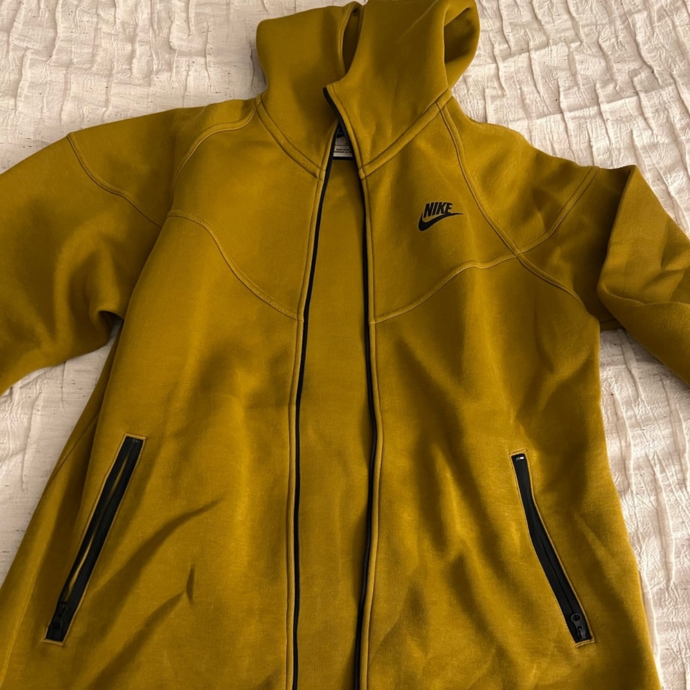 Nike tech fleece Hoodie women’s medium worn once